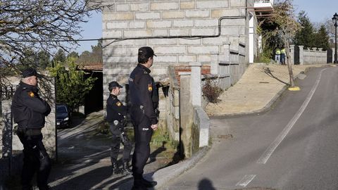 Registro de la casa familiar, en To�n, de los dos hermanos polic�as detenidos