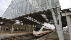 Un tren hace su entrada en la estaci�n de ferrocarril de Santiago