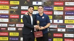 El entrenador gallego, Antonio P�rez (derecha), tras ganar el mundial oficioso de los pa�ses �rabes con el Africain de T�nez