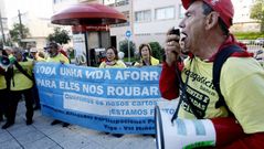 Protesta de los preferentistas a la entrada de los juzgados de Vigo