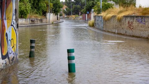 La rambla de Churra, en Murcia, cortada al tr&aacute;fico tras las intensas lluvias de ayer. Los episodios torrenciales y la falta de drenaje natural en el asfalto ilustran la desprotecci&oacute;n de las ciudades frente a la crisis clim&aacute;tica