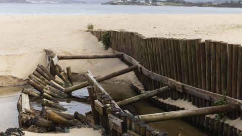 Pasarela en mal estado en la playa de Os Mu��os, en Mux�a.
