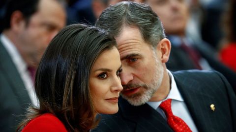 Confidencias entre los reyes en un acto en el 2019