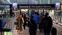 Pasajeros en la Terminal 2 del aeropuerto de Heathrow, en Londres