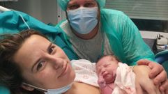 La peque�a Roma, en brazos de su madre, �nxela L�pez, y junto a su padre, Rub�n M�ndez, al poco tiempo de nacer y todav�a en el paritorio.