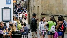 Las calles de la zona vieja de Santiago est�n repletas de turistas -ayer en la foto- haga buen tiempo o no. 