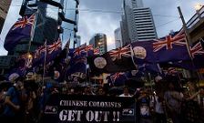 Los manifestantes prodemocrticos desplegaron banderas del Hong Kong colonial.