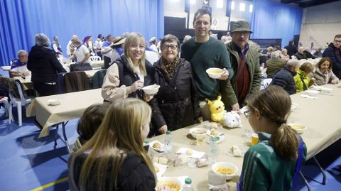 Laia Barcel y Pablo Montero, junto a su familia, durante la celebracin.