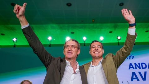 Alberto N��ez Feijoo y Juanma Moreno en un acto del PP celebrado en Sevilla