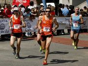 Un grupo de corredores pasa por las inmediaciones de la meta.
