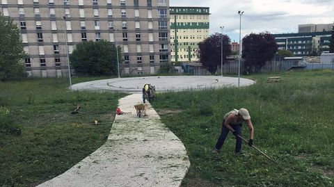 Integrantes de la plataforma SOS Viejo Huca limpian una de las parcelas del entorno durante una sestaferia.Integrantes de la plataforma SOS Viejo Huca limpian una de las parcelas del entorno durante una sestaferia