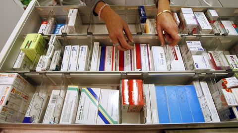 Foto de archivo de medicamentos en una farmacia.