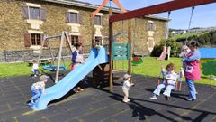 Marisa Basanta (izquierda) y Tania Prado, las educadoras del PAI de O Barqueiro, con varios menores en el parque situado justo a la puerta de la escuela, en la Obra P�a