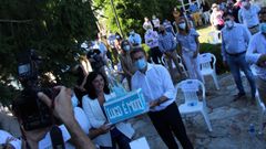 Elena Candia le regal� al presidente en funciones la tarta de color �azul Feijoo�
