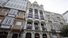 La casa Arambillet (en el centro de la imagen), ubicada en la plaza de Lugo, es uno de los grandes referentes del modernismo coru��s