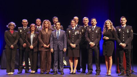 Los siete policías condecorados posan con l fiscal jefe, Daniel Jove, los alcaldes de Ferrol y Narón (José Manuel Rey Varela y Marián Ferreiro), así como la delegada de la Xunta Martina Aneiros y Elvira Méndez, jueza decana, y la comisaria Cristina Ochoa