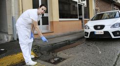 La gerente del local, Noelia, muestra la tapa de alcantarilla usada por el ladr�n. 