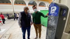 Ameijide y L�pez, junto a la m�quina de la ORA de Quiroga Ballesteros