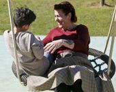 Eva y su hijo en el parque Aragonta de Salceda, donde reside desde hace cuatro a�os. 