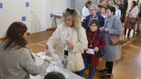 Gente esperando para depositar su voto en el colegio electoral �lvarez Limeses, Pontevedra.