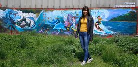 La joven licenciada en Bellas Artes posa ante la pared decorada por ella misma durante los �ltimos meses. 