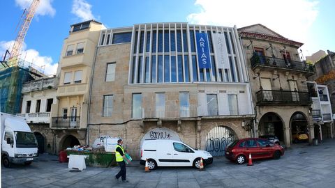 Sede la Universidad. Est en O Berbs y afronta la recta final. El acabado de la fachada ha  generado polmica vecinal