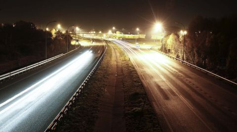 FOTOGRAFIA NOCTURNA DE LA ILUMINACION DEL ACCESO / SALIDA DE LA AUTOVIA A6 (A-6) EN EL POLIGONO DE O CEAO
