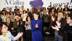 Ana Pont�n, en un mitin de Ribeira. Acompa�an a la candidata del BNG Carlos Call�n, Rosana P�rez y el alcalde de la ciudad barbanzana, Luis P�rez Barral