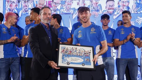 Pablo G�mez, redactor de Deportes de La Voz, y Altimira, con la caricatura del equipo.