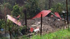 Derrumbe de un talud de la autov�a de�O Morrazo sobre una casa