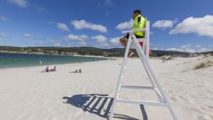 Un socorrista en el arenal de Laxe