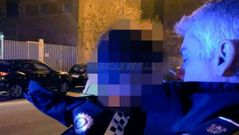 Un agente de la Polic�a Local arropa al ni�o de cuatro a�os perdido en una calle de Sevilla