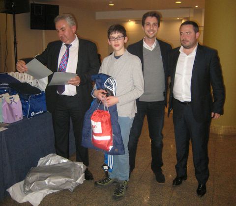 Los j�venes como Javier D�az o Ana L�pez y los veteranos como Manuel Arias recibieron sus premios en la celebraci�n sarriana