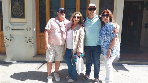 Manuel Prez, Luisa Rubio, Rafael Espn y Pepa Ortiz en las calles de Ferrol.