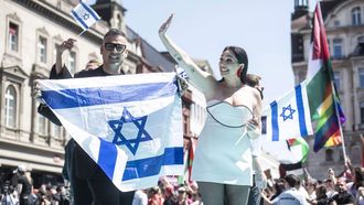 Yuval Raphael, de Israel, llega a la alfombra turquesa antes del inicio del 69.� Festival de Eurovisi�n celebrado en el Rathaus.