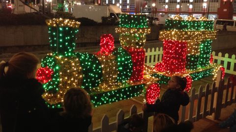 Un tren luminoso en la plaza del Seis de Agosto