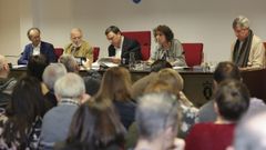 � esquerda, Xos� Lu�s Vilela, director de La Voz de Galicia; o debuxante Siro; Valent�n Gonz�lez Formoso, presidente da Deputaci�n da Coru�a; Goretti Sanmart�n, vicepresidenta da Deputaci�n; e Pedro Taboada, coordinador do libro de Siro
