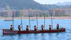 Las remeras de Boiro consiguieron ganar la regata celebrada en Castro Urdiales