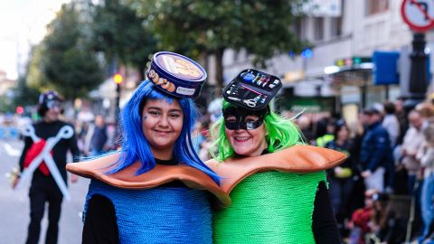 Oviedo se llena de color, alegr�a y tradici�n para celebrar el Carnaval