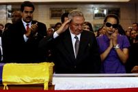 El presidente cubano Ra�l Castro se despide de Ch�vez.
