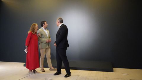 �ngeles Tilve, Luis L�pez e Rafa Dom�nguez, na sala onde se expor� �A derradeira leici�n do mestre�