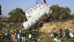 Imagen de parte del fuselaje del avin de Spanair siniestrado el 20 de agosto del 2008 en Barajas