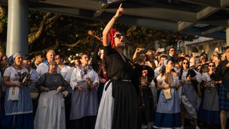 Os rianxeiros despiden o multitudinario Feirón Mariñeiro cantando o «himno» do pobo no paseo da Ribeira