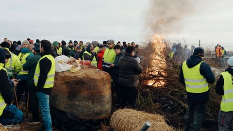 Fuegos en la A-52 en la protesta de los agricultores y ganaderos