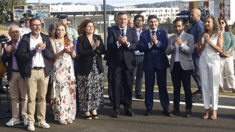 Las autoridades, aplaudiendo tras la proyeccin de un vdeo sobre la actuacin desarrollada para convertir As Pas en un bulevar