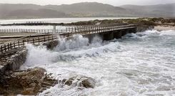 El mar embisti� y lleg� a sobrepasar el puente que da acceso a la laguna de Baldaio.