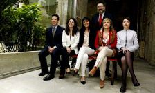 Los cinco integrantes de la empresa de la USC premiada y, de pie, el decano de Medicina.
