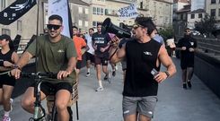 El DJ sobre la bicicleta en una carrera en Vigo durante este verano.