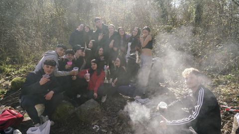 Grupos de familiares y amigos disfrutaron del d�a con una gran comida