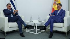 El presidente de Espa�a, Pedro S�nchez, con su hom�logo uruguayo, Yamand� Orsi, en la cumbre En defensa de la democracia, celebrada en�Barcelona